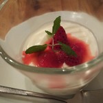 グルガオン - 自家製ヨーグルト 苺入り。ヨーグルトと融合したホイップクリームと苺ジャムの酸味がよく合います。