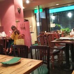 グルガオン - 夜6時過ぎの店内。店を出る7時にはほぼ満席でした。