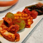 生ホルモン処 おさむちゃん。 - 季節感はキムチで！偶然マスカットが居てました✨