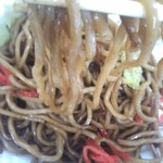 あおやぎやきそば - 少し太めの麺。色は濃くても味はあっさりなのでソースをかけて自分好みの濃さにします。これが宇都宮焼きそば！