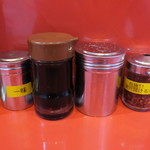 ラーメン二郎 - 卓上調味料