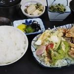 ゑびすや食堂 - 小鉢３、漬物、山盛りのメインプレートと、ご飯・味噌汁。ご飯はお代わり可！！