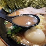 武道家 賢斗 - のり味玉ラーメン(大)のスープ