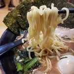 武道家 賢斗 - のり味玉ラーメン(大)の麺リフト