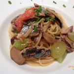 スタジオーネ フルッティフィカーレ - 「シャインマスカット」といろいろ茸にサンマのアーリオオーリオ　スパゲティ