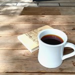 ブリコラージュ ブレッド アンド カンパニー ダイニング・カフェ - この日は早めに着いたので、ランチまでコーヒーを飲みながら読書を。秋風が気持ちよくふいていた日で、快適に過ごせました。(^ー^)　読書の秋～♪