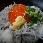 田子の浦港 漁協食堂 - プチプチレインボーキャビアの日の丸丼、950円