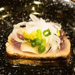 みつぼ - かつをワラ焼塩たたき（薬味を乗せて食べる）