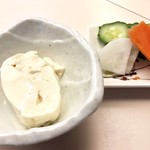 めしや かもめ - 小鉢のお豆腐とお新香
