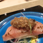 寿司と日本料理 銀座 一 - 白髪葱をどけると、トリュフ黄身醤油