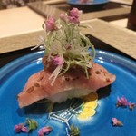 寿司と日本料理 銀座 一 - 凌ぎ　カマトロ炙り鮨 トリュフ黄身醤油 白髪葱 山葵 花穂紫蘇