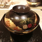 寿司と日本料理 銀座 一 - 吸物帆立湯葉寄せ松葉柚子