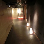 寿司と日本料理 銀座 一 - 灯籠型ライトが、夢の世界に誘なう