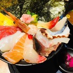 まるさ水産 - いろどり美しい海鮮丼
      海苔が食べにくかった
      
      海鮮丼のお刺身は薄切りだった