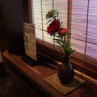 荒井屋 本店 - 荒井屋・窓際の生け花