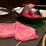 SATOブリアン - SATOブリアン直球コース！13000円コース：手前がタン元、奥がハラミ