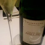 フロリレージュ - グラスのシャンパンはニコラ・マイヤール