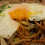 大分名物 日田やきそば まる喜 - 黄身はとろとろ