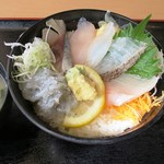 魚がし食堂はま蔵 - 地魚丼