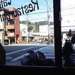 June su - 停めたバイクが見える席に。開放的な窓が印象的なお店です。