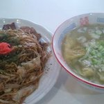 ラーメン専科 味坊 - サービスセット（やきそば＋ワンタンスープ）７５０円