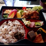 アザレCafe - 料理写真:日替りランチ「お母さんの気まぐれお弁当」1080円