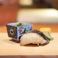 東山 吉寿 - 鰆の味噌幽庵焼き 燻製チーズ さつま芋、小鉢はあわびたけ、壬生菜、菊、とんぶり