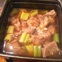 荒井屋 本店 - 牛ほほ肉と青ネギの煮込み
