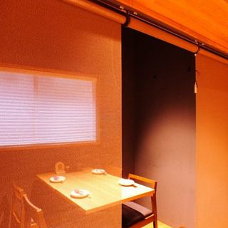 温かみのある心地よい空間。プライベート感が嬉しい半個室も