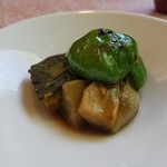 懐かしい味わいの家庭料理が並びます