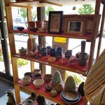 あんず茶屋  - 陶器が並んでます