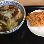 ねぎどん - ねぎ肉うどん（細うどん）＋天ぷらニンジン＋たまご（なま）