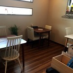 ナガタ店 - テーブル席は４人ｘ１、２人ｘ２だけですよぉ