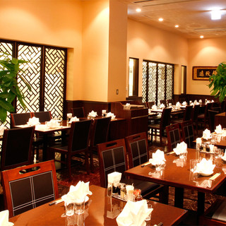 A private room with a spectacular night view where you can relax and enjoy your meal with your loved ones.