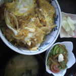 カツ丼　サラダ　みそ汁　漬け物付き　５００円（税込）