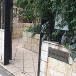 ル・ブルギニオン - お店外観と入り口。