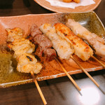 居酒屋一休 - 串焼き5本盛り(塩とタレで選べます)
            かわ、砂肝、とり、つくね、ぼんじり(左から順に)