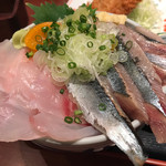 埼玉漁港 海鮮食堂 そうま水産 - 真鯛と秋刀魚の丼