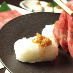 Kiwami Wagyuu Yakiniku Yazawa - 池袋 和牛焼肉 やざわ 人気No.1メニュー『トロカルビの炙り寿司』