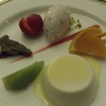 レストラン ノーブル - コーヒー風味のババロアと桜のアイス