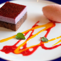 Arbre village - ランチコース 3800円 のブルベリーのケーキ、プラムのシャーベット
