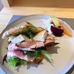 手作りパンのサンドイッチ