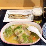 丸惣 - 瓶ビール560円、ししゃも100円、ロールキャベツ200円