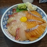 Isomaru Suisan - カンパチとサーモンの漬け丼（830円）、ご飯大盛（105円）
