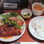 肉の大山 - ボキが注文したのは、大山ステーキ定食　950円。
      ライスと豚汁が付いてこのお値段はお得だよね～