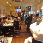 肉の大山 - 奥がレストランになってるよ。お昼は満席になることが
      多いみたいだけど、お昼時より少し早め来たので、
      ボキらはそれほど待たずに入ることができました。