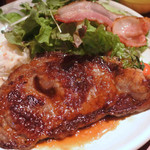 赤身たっぷりのオージービーフが使われています。
          やわらかお肉というわけではないけど、
          ボリュームがあって、醤油ソースが
          とっても美味しいです。