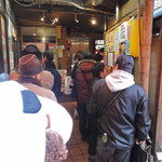 肉の大山 - 店先は立ち飲みスペースに。
      お店ではメンチカツやコロッケなど揚げ物を販売していて、
      その場で立ち飲みできるんだよ。
      特製メンチカツ200円はお店の看板メニューだそう。