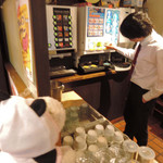 肉の大山 - こちらのお店では、ランチメニューには
      全品ドリンクバーが付いてるんだよ。
      ドリンクバーの使い方をマスター中のちびつぬ。
      
      ちびつぬ「ふむふむ、、、そうやるのね。」