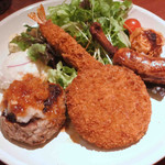 コロッケ、ハンバーグ、エビフライ、骨付きフランク、揚げシューマイ。
          とっても豪華です！！
          どれも好きなものばかりで、これはいいなぁ～
          